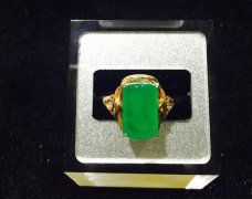 翠绿欲滴惹人眼 峰恋叠彩透峥嵘